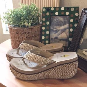 EUC Volatile nude natural wedge sandals